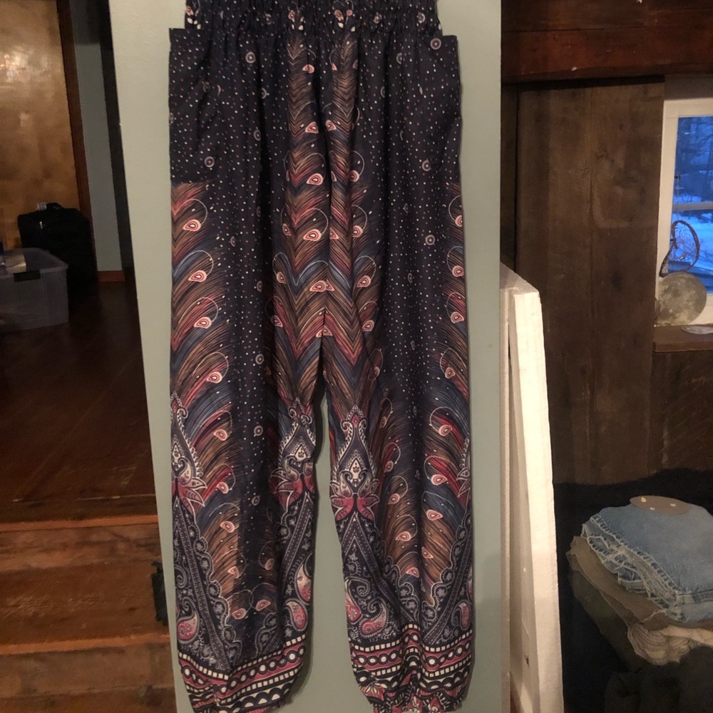 Jeanie pants.  Fits small-large. Lots of stretch.
